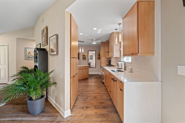 Building Photo - 430 Arricola Ave