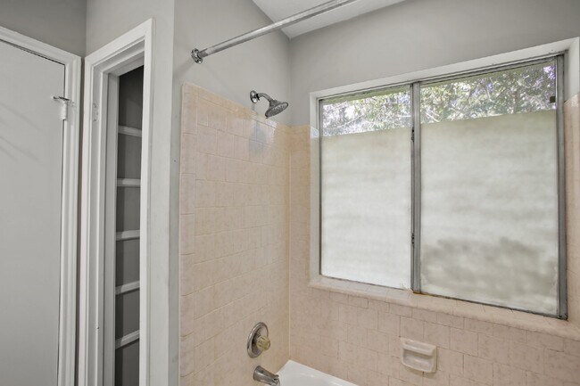 Building Photo - Well-maintained home on a cul-de-sac in a ...