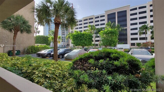 Building Photo - 220 Kings Point Dr