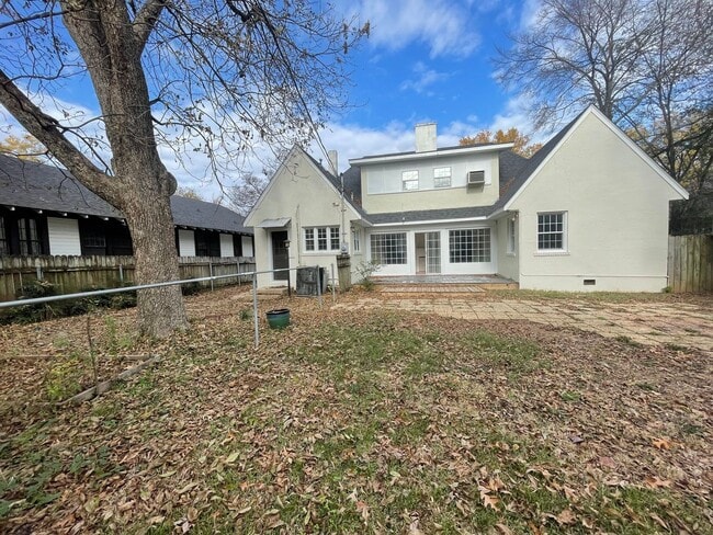 Building Photo - Highland Charmer! Come see Today!