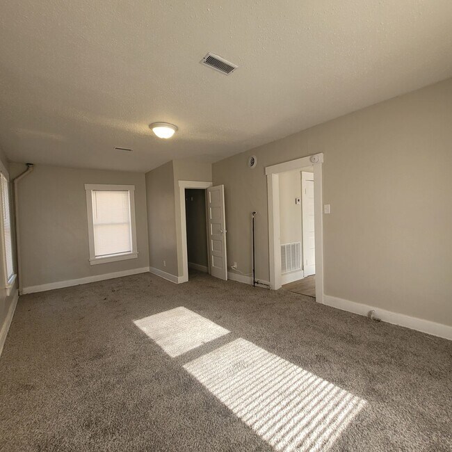 Building Photo - 1527 SW Mulvane St