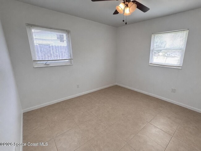 Building Photo - 1812 Oakwood Dr