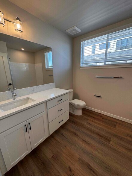 Building Photo - 966 E RR Ave