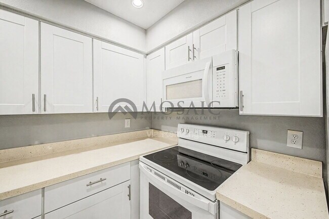 Building Photo - 533 W Guadalupe Rd