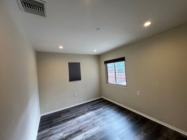 Building Photo - Sun Valley Duplex