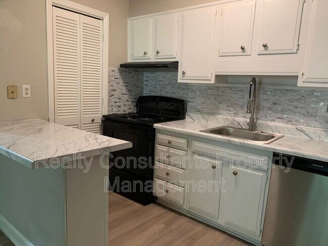 Building Photo - 1101 Robinhood Rd