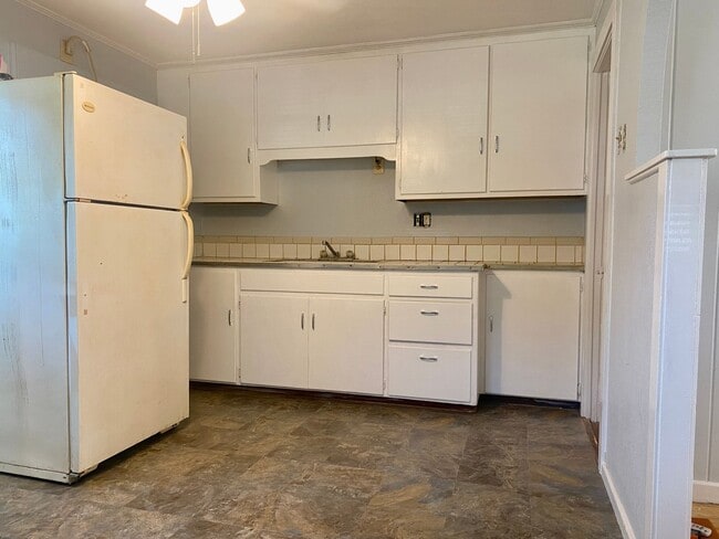 Building Photo - Amazing, Private 1/1 Located In Clearwater