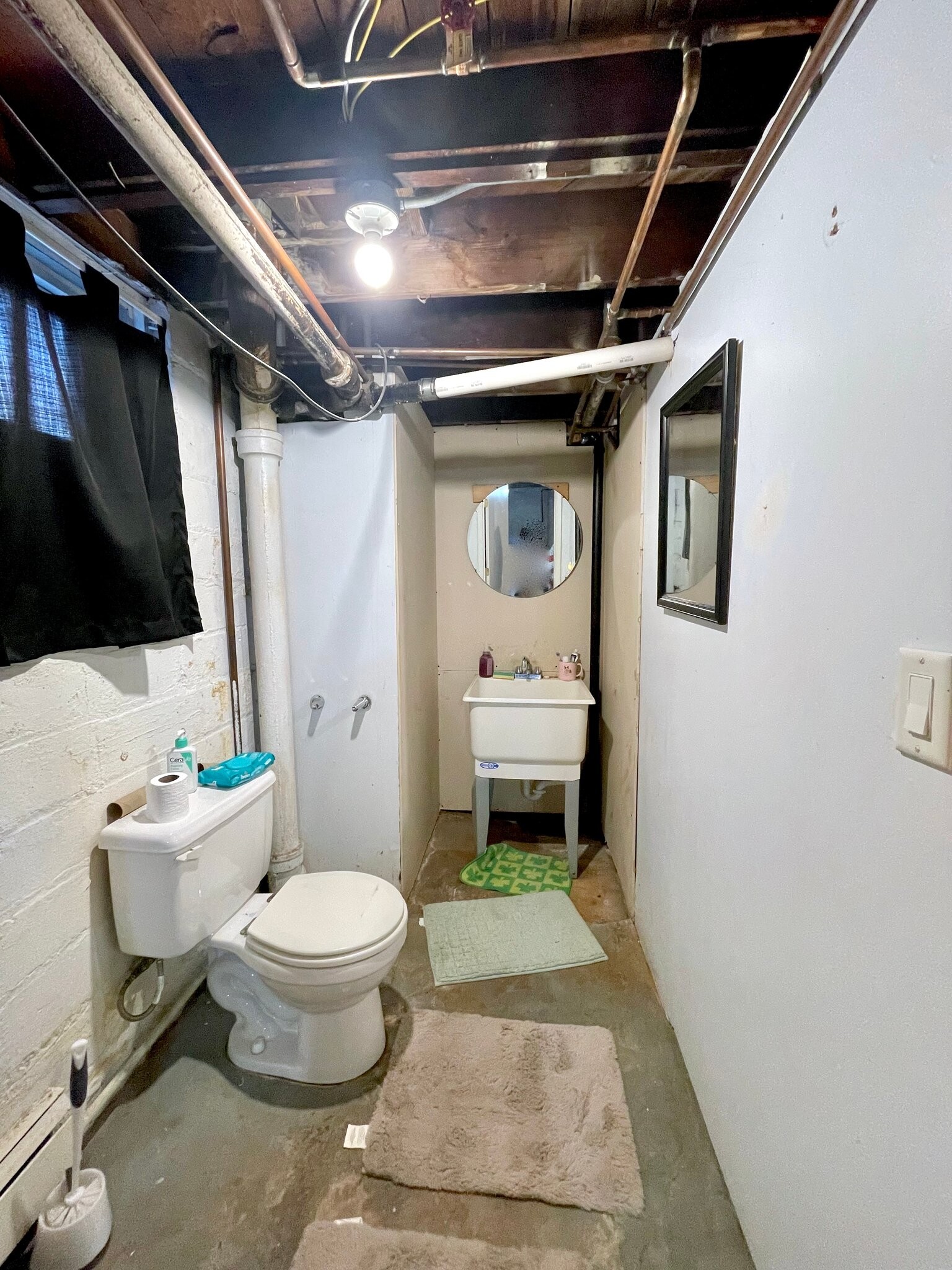 Building Photo - 2080 Roblyn Ave