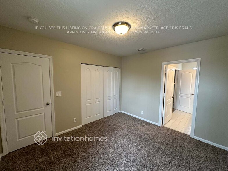 Building Photo - 1560 SW 194th Ave