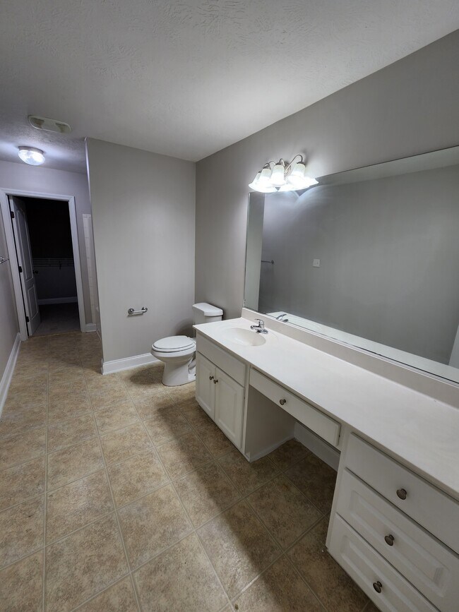 Building Photo - 803 Landing Dr