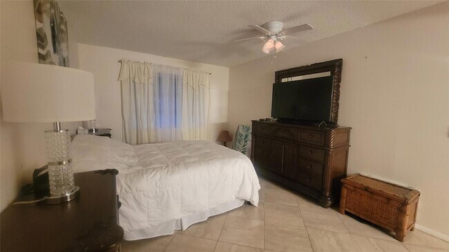 Building Photo - 1252 Club Dr