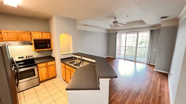 Building Photo - Two Bedroom in Metrowest AVAILABLE NOW!