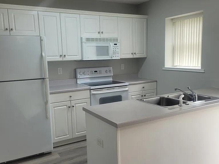 Building Photo - 2405 King Arthurs Ct