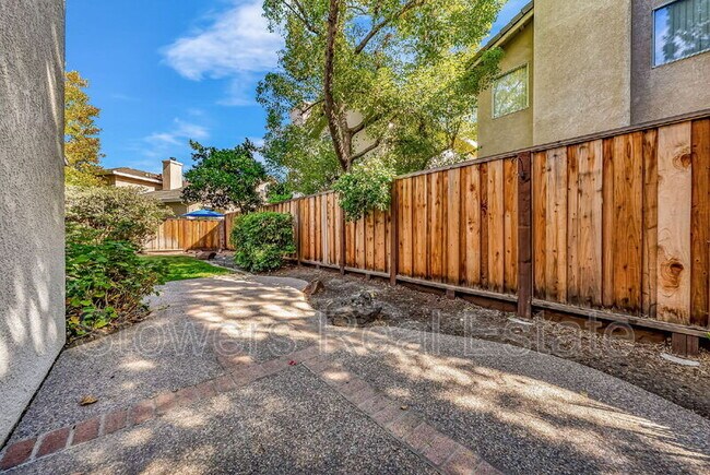 Building Photo - 116 Foxglove Ln
