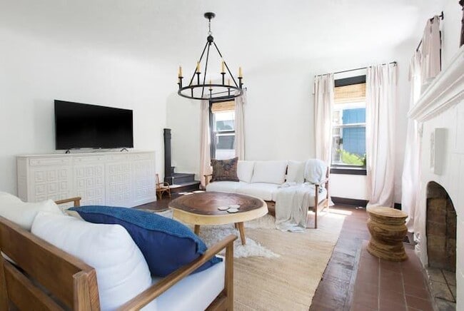 Building Photo - 717 Forest Hill Blvd