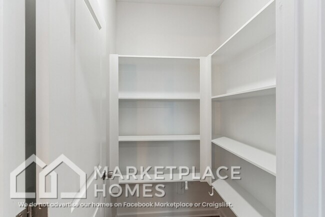 Building Photo - 3910 Standish Dr