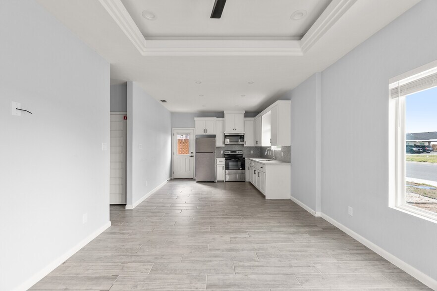 Building Photo - 11018 N 33rd Ln