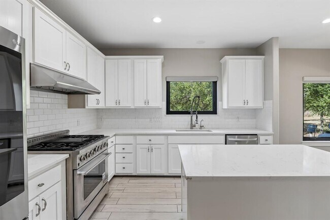 Building Photo - 501 Lone Star Dr