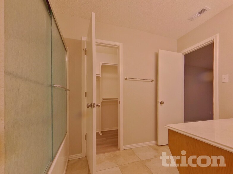 Building Photo - 1932 Cedar Tree Dr