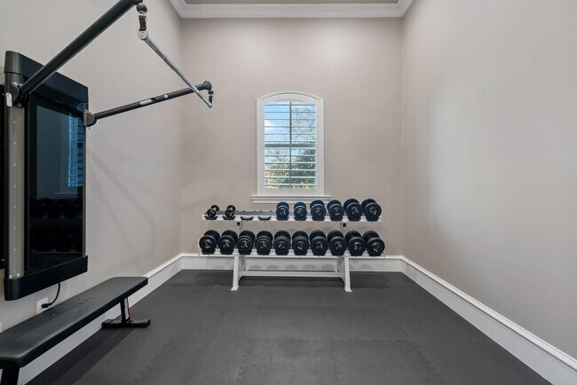 Building Photo - 931 Woodview Dr