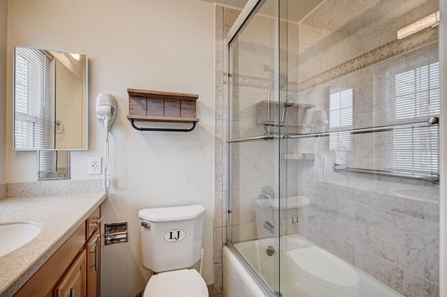 Building Photo - Beautiful 2 Bedroom Townhome in Guard-Gated Community – Prime Location!