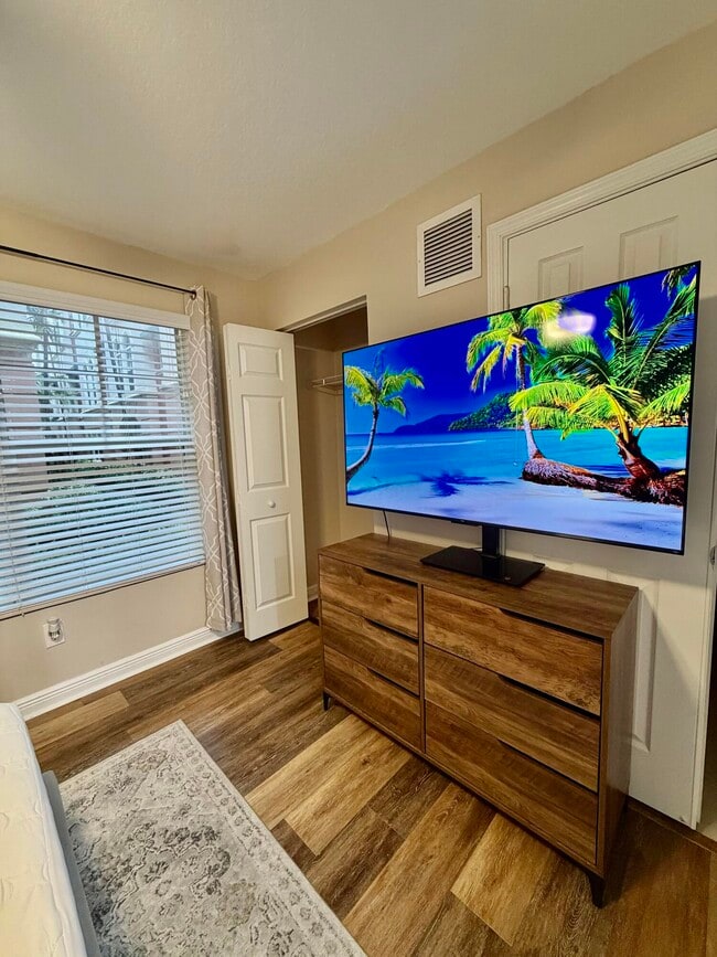 Building Photo - 1033 NE 17th Way