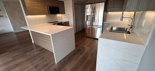 Building Photo - Luxurious 2-Bed, 2-Bath Condo with Spectacular Views and Designer Upgrades in Kirkland!!