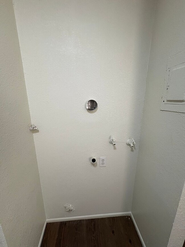 Building Photo - 3939