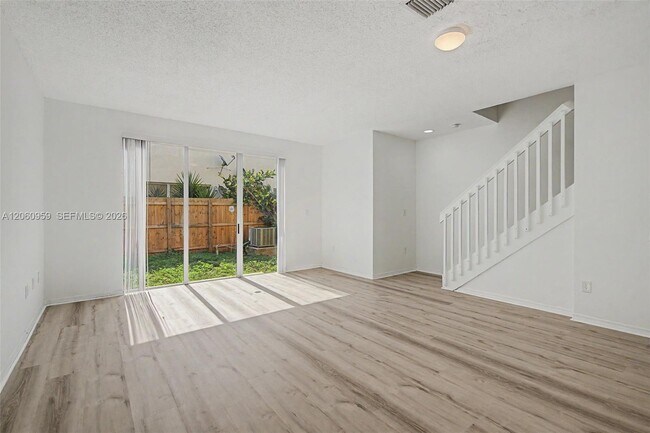 Building Photo - 975 NE 42nd Terrace