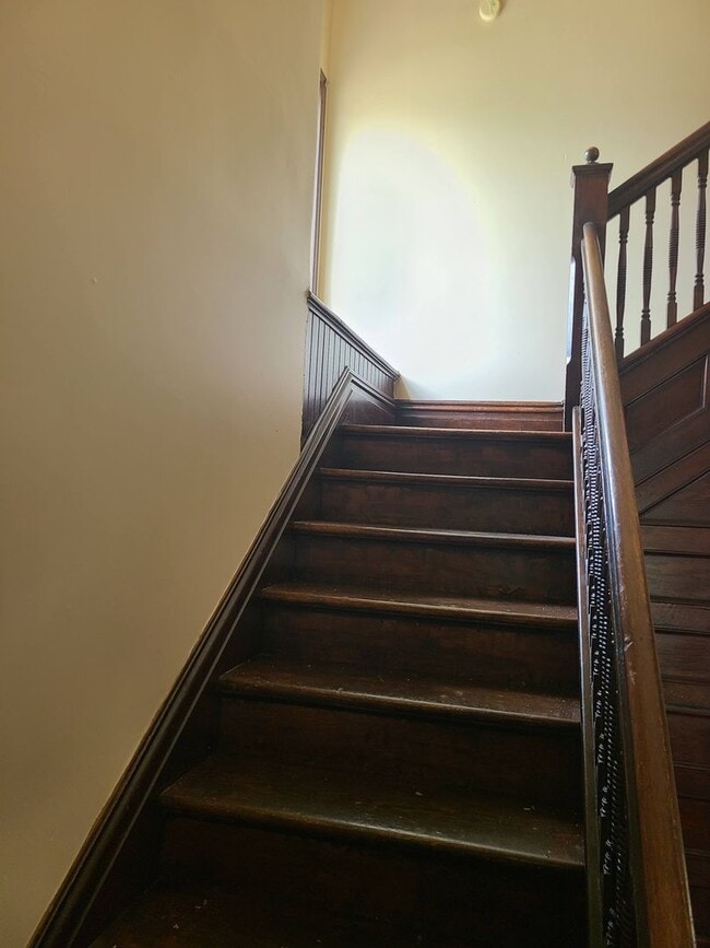 Building Photo - 5 Bed/ 2 bath house