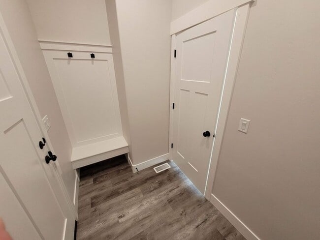 Building Photo - **LEASE TAKEOVER** PLEASE CONTACT CURRENT TENANT: LISA @ (208) 569-2040 CURRENT TENANT WILLING TO...