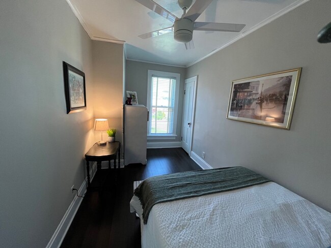 Building Photo - Adorable Brick Home in Italian Village!