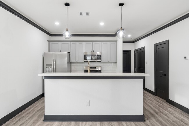 Building Photo - 911 Panama St