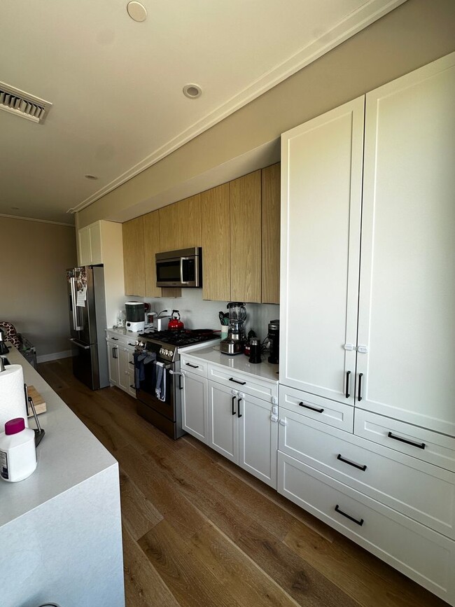 Building Photo - Spacious 2 Bed, 2 Bath Luxury Condo with D...
