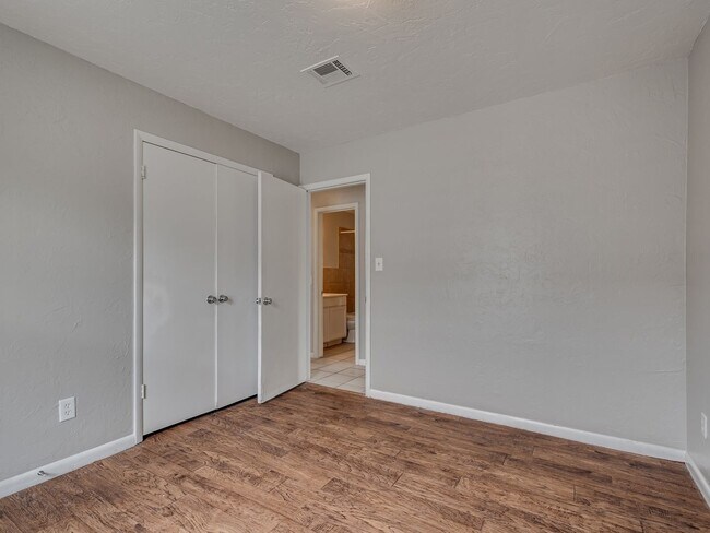Building Photo - Charming Home in OKC + 4 bedrooms