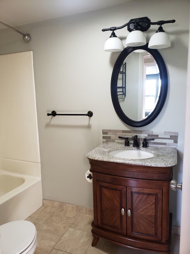 Building Photo - 9049 River Rd