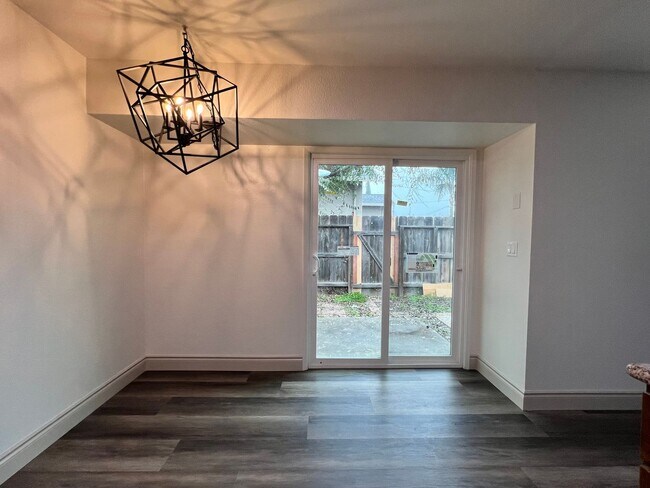 Building Photo - Riverside