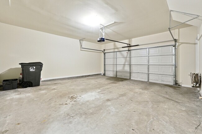 Building Photo - 6043 China Rose Ln