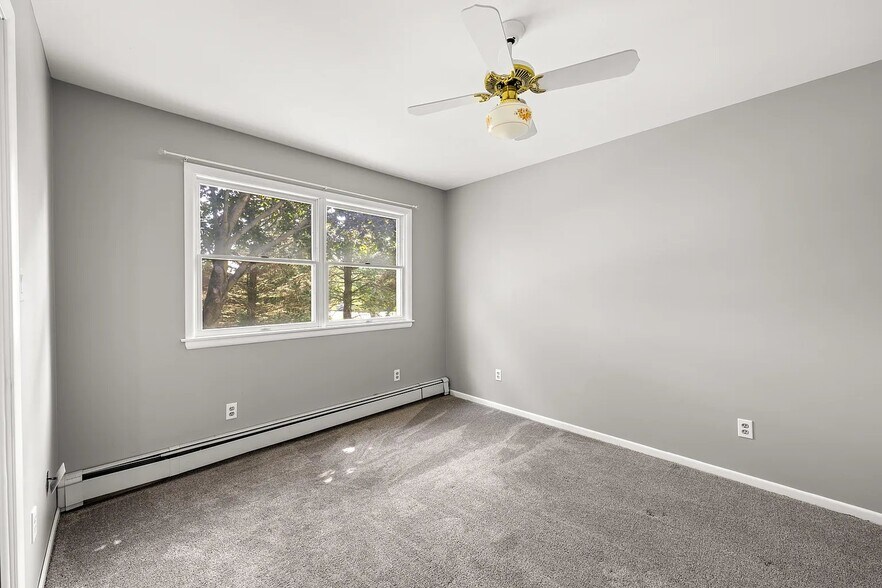 Building Photo - 3250 Vista Dr