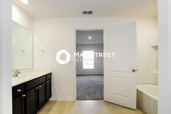 Building Photo - 3 Bedroom Pet-Friendly Home in Dundee, FL with Main Street Renewal