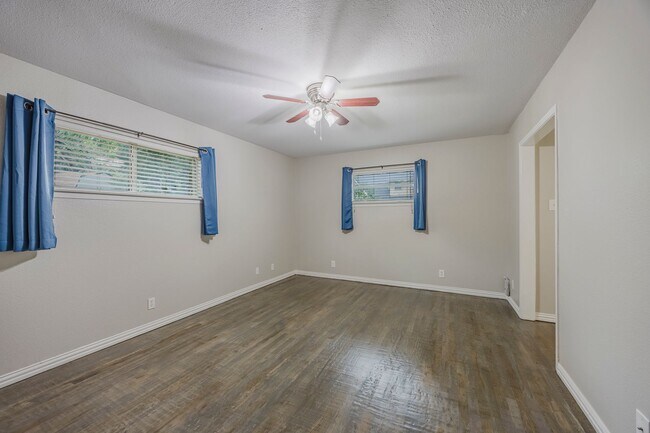 Building Photo - 4 Bedroom, 3 Bath Home Gorgeously Remodeled