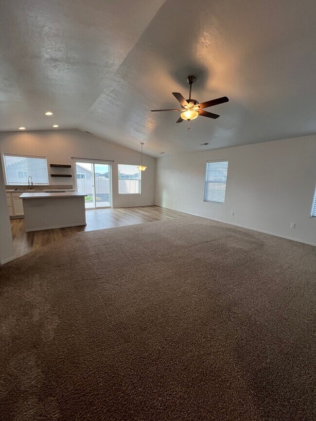 Building Photo - 3 Bed 2 Bath Nampa!