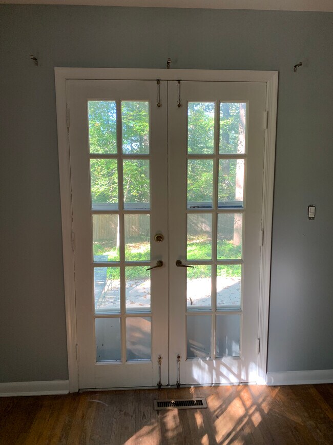 French doors out to patio - 5 Cliffholme Rd