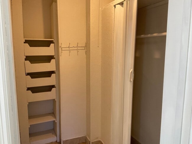 Building Photo - Amazing semi private secluded property