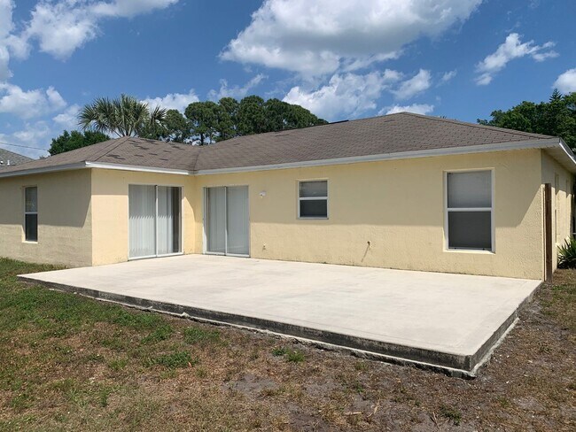 Building Photo - 3/2/2 CBS Home - Vero Beach  (LOW MOVE IN ...