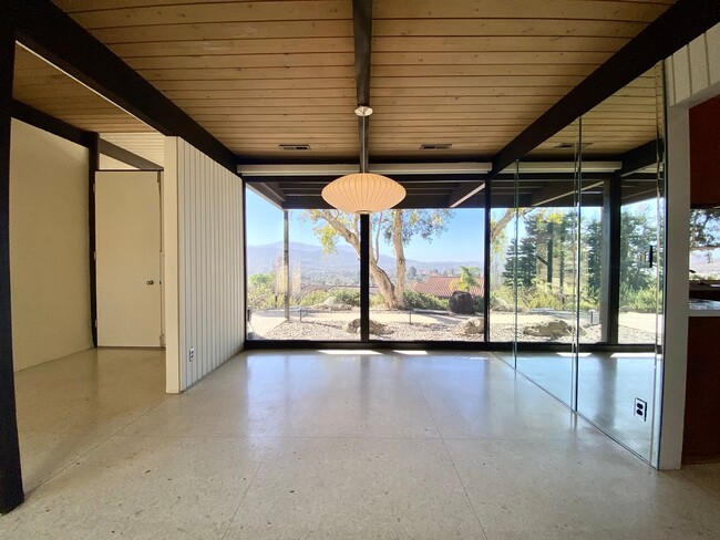 Building Photo - Stunning 4 Bedroom, 3 Bathroom Home in Sou...