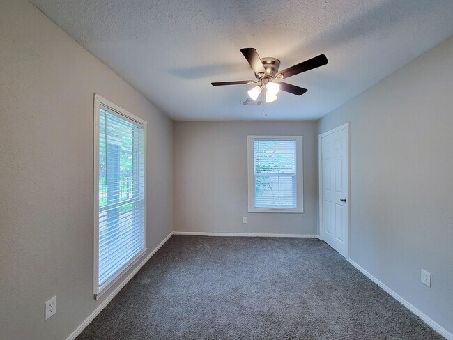 Building Photo - 5606 Willow Glen Dr