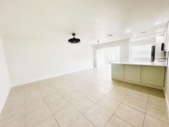 Building Photo - 19 Colonial Club Dr