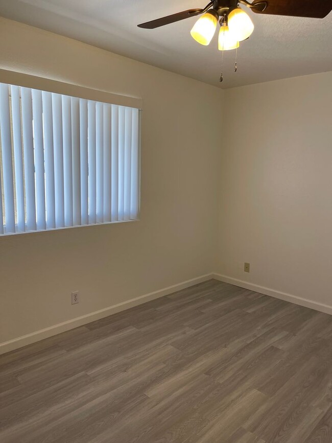 Building Photo - Unfurnished Full Time