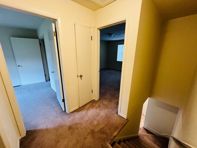 Building Photo - 2 Bedroom, 1.5 Bath Townhouse